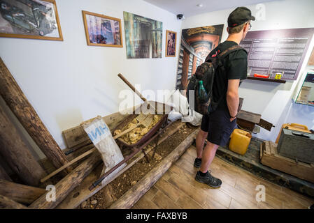 Museum der unterirdischen Tunnel von Sarajevo Baujahr 1993 während der Belagerung von Sarajevo, die Stadt mit bosnischen gehaltenen Territorium zu verknüpfen Stockfoto