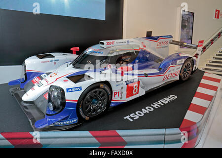 Der Toyota TS040 Hybrid-Rennwagen auf dem Display in Paris Toyota Autohaus auf der Avenue des Champs-Elysees, Paris, Frankreich. Stockfoto