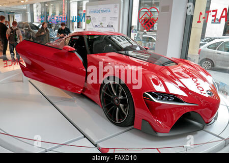 Der Toyota FT-1 Concept Car auf dem Display in Paris Toyota Autohaus auf der Avenue des Champs-Elysees, Paris, Frankreich. Stockfoto