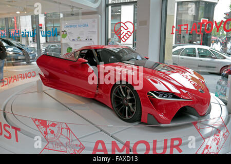 Der Toyota FT-1 Concept Car auf dem Display in Paris Toyota Autohaus auf der Avenue des Champs-Elysees, Paris, Frankreich. Stockfoto