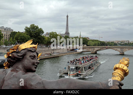 Ein Touristenboot auf dem Fluss Seine Oassing unter dem Pont Alexandre III in Paris, Frankreich. Stockfoto