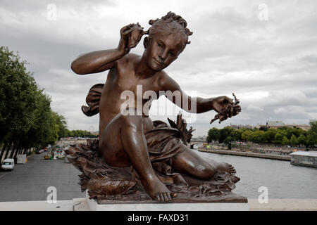 Eine Figur auf der Pont Alexandre III in Paris, Frankreich. Stockfoto