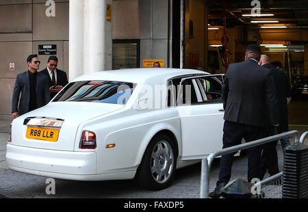 Bollywood-Legende Shah Rukh Khan kommt bei der BBC in einer Flotte von Luxus-Autos umgeben von Sicherheit Featuring: Atmosphäre wo: London, Vereinigtes Königreich bei: 2. Dezember 2015 Stockfoto