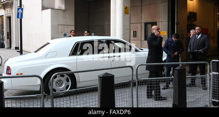 Bollywood-Legende Shah Rukh Khan kommt bei der BBC in einer Flotte von Luxus-Autos umgeben von Sicherheit Featuring: Atmosphäre wo: London, Vereinigtes Königreich bei: 2. Dezember 2015 Stockfoto