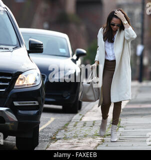 Mandy Capristo und Mesut Özil Brent Cross Einkaufszentrum einkaufen.  Mitwirkende: Mandy Capristo wo: London, Vereinigtes Königreich bei: 2. Dezember 2015 Stockfoto