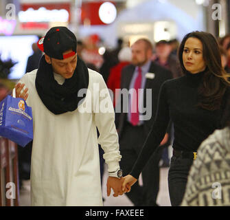 Mandy Capristo und Mesut Özil Brent Cross Einkaufszentrum einkaufen.  Mitwirkende: Mandy Capristo, Mesut Özil wo: London, Vereinigtes Königreich bei: 2. Dezember 2015 Stockfoto