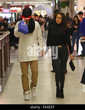 Mandy Capristo und Mesut Özil Brent Cross Einkaufszentrum einkaufen.  Mitwirkende: Mandy Capristo, Mesut Özil wo: London, Vereinigtes Königreich bei: 2. Dezember 2015 Stockfoto