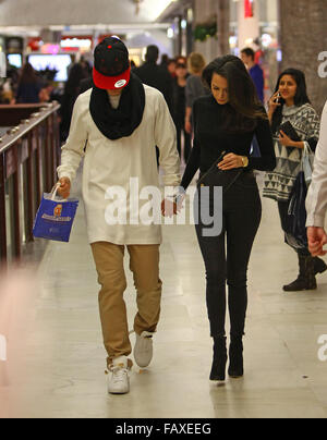 Mandy Capristo und Mesut Özil Brent Cross Einkaufszentrum einkaufen.  Mitwirkende: Mandy Capristo, Mesut Özil wo: London, Vereinigtes Königreich bei: 2. Dezember 2015 Stockfoto