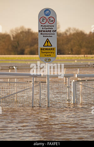 Ein Überschwemmungsgebiet mit ein Schild "temporäre Track" Stockfoto