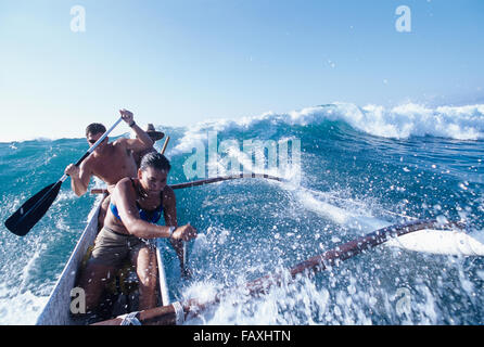 Big Island, Hawaii, Mauna Lani, South Kohala Coast, Surfen, Kanu, Weiblich & zwei Männchen fangen Welle Kohala Küste, Mauna Lani Stockfoto