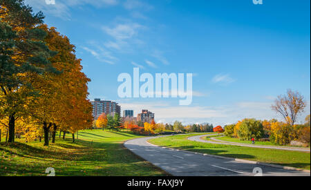 Ottawa entlang der Flussufer Parkway - gepflasterten Serpentinen machen für einen Ausflug im Herbst Nachmittagssonne. Stockfoto