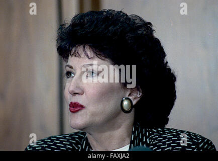 Washington, DC, USA, 14. Oktober 1989 Arbeitsministerin Elizabeth Dole spricht zu Reportern, nachdem ihre Begegnung mit Paul Douglas President der Pittson Kohle Group und Richard Trumka Präsident der United Mine Workers in ihrem Büro zu versuchen und begleichen der Ausstand der Minenarbeiter über Rente Streik und Gesundheit Fragen fördert.  Bildnachweis: Mark Reinstein Stockfoto