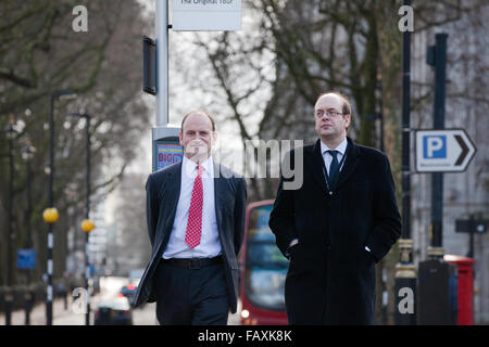 London, UK. 5. Januar 2016. Douglas Carswell, UKIP MP für Clacton, und Mark Reckless, ehemalige UKIP MP für Rochester und Strood außerhalb der Houses of Parliament. Bildnachweis: Mark Kerrison/Alamy Live-Nachrichten Stockfoto