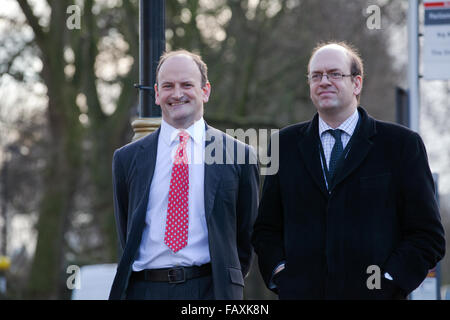 London, UK. 5. Januar 2016. Douglas Carswell, UKIP MP für Clacton, und Mark Reckless, ehemalige UKIP MP für Rochester und Strood außerhalb der Houses of Parliament. Bildnachweis: Mark Kerrison/Alamy Live-Nachrichten Stockfoto