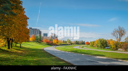 Ottawa entlang der Flussufer Parkway - gepflasterten Serpentinen machen für einen Ausflug im Herbst Nachmittagssonne. Stockfoto