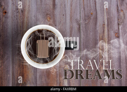Sie träumen von Reisen über heiße Tasse Kaffee Konzept - Becher auf Holztisch mit heißen schwarzen Kaffee und Koffer Stockfoto
