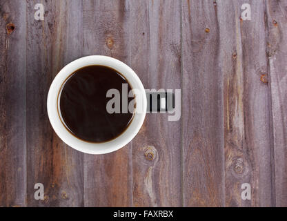 Kaffeetasse auf Holztisch mit schwarzen Kaffee und Kopie Raum platziert Stockfoto