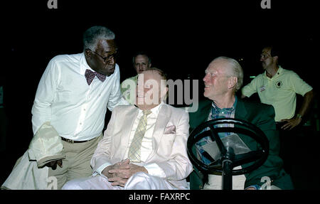 Winston-Salem, North Carolina, USA, 31. Mai, 1991 Bob Hope und ehemaliger Präsident Gerald R. Ford sitzen in einem Golfwagen während Gruß Fans und Gäste bei der jährlichen Bing Crosby Clambake Golfturnier im Bermuda Run Country Club. Jazz-Sänger Joe Williams grüßt Hoffnung und Ford Credit: Mark Reinstein Stockfoto