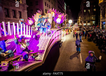 Barcelona, Spanien. 5. Januar 2016. Baltazar Kavalkade bei der traditionellen Parade der drei magischen Könige in Barcelona Credit: Matthi/Alamy Live-Nachrichten Stockfoto