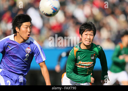 Kanagawa, Japan. 5. Januar 2016. (L-R) Yoshiki Hojo, Riku Saga Fußball /Soccer: 94. alle Japan High School Fußball Turnier Viertelfinal-match zwischen Aomori Yamada 1-0 Toyama Daiichi im NHK Spring Mitsuzawa Fußballstadion in Kanagawa, Japan. Bildnachweis: Yohei Osada/AFLO SPORT/Alamy Live-Nachrichten Stockfoto