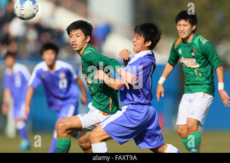 Kanagawa, Japan. 5. Januar 2016. (L-R) Eisuke Kondo (Ryo Kata Fußball /Soccer: 94. alle Japan High School Fußball Turnier Viertelfinal-match zwischen Aomori Yamada 1-0 Toyama Daiichi im NHK Spring Mitsuzawa Fußballstadion in Kanagawa, Japan. Bildnachweis: Yohei Osada/AFLO SPORT/Alamy Live-Nachrichten Stockfoto