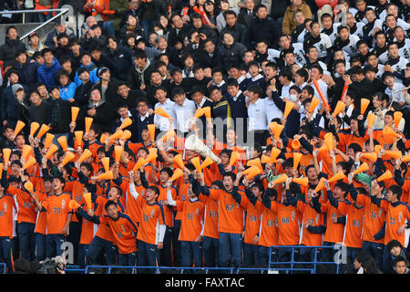 Kanagawa, Japan. 5. Januar 2016. Kokugakuin Kugayama Unterstützer, Fußball /Soccer: 94. alle Japan High School Fußball Turnier Viertelfinal-match zwischen Kokugakuin Kugayama 1-0 Maebashi Ikuei im NHK Spring Mitsuzawa Fußballstadion in Kanagawa, Japan. Bildnachweis: Yohei Osada/AFLO SPORT/Alamy Live-Nachrichten Stockfoto