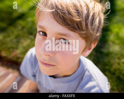 Porträt des 12-jährigen Jungen in der Sonne hautnah Stockfoto