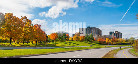 Ottawa entlang der Flussufer Parkway - gepflasterten Serpentinen machen für einen Ausflug im Herbst Nachmittagssonne. Stockfoto