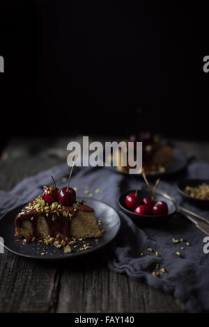 Sandkuchen mit Schokolade Kirschen und Pistazien Stockfoto