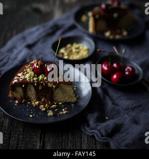 Sandkuchen mit Schokolade Kirschen und Pistazien Stockfoto