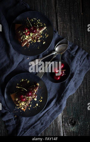 Sandkuchen mit Schokolade Kirschen und Pistazien Stockfoto