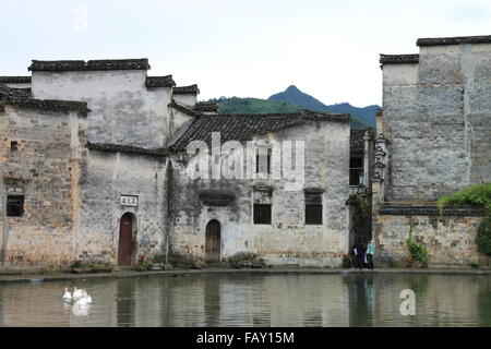 China altes Dorf mit einem Teich davor Stockfoto