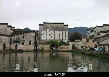 China altes Dorf mit einem Teich davor Stockfoto