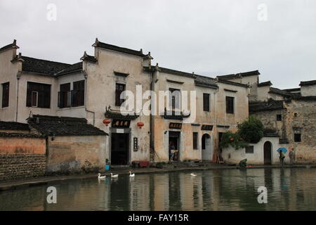 China altes Dorf mit einem Teich davor Stockfoto