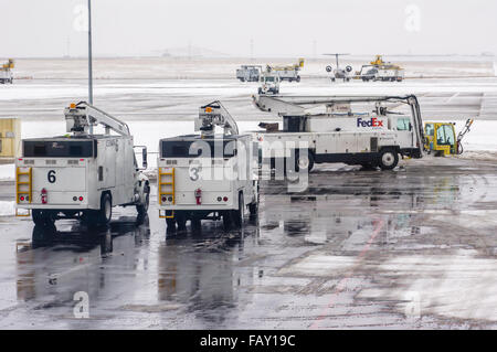 LKW mit Antenne Spritzpistolen Enteisen Flugzeuge vor dem Abflug.  Denver International Airport, Denver, Colorado, USA Stockfoto