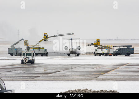 LKW mit Antenne Spritzpistolen Enteisen Flugzeuge vor dem Abflug.  Denver International Airport, Denver, Colorado, USA Stockfoto