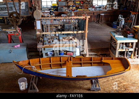 Eine gut ausgestattete boatwright-Werkstatt, mit Blick auf ein kleines hölzernes Boot von oben. Chesapeake Bay Maritime Museum, St. Dr. Michaels. Stockfoto