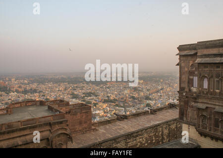30. November 2015, Jodhpur, Rajasthan, Indien. Blick vom Mehrangarh Fort mit Blick auf Jodhpur. Entdecken die Freuden der blauen Cit Stockfoto