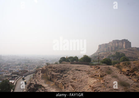 30. November 2015, Jodhpur, Rajasthan, Indien. Blick auf das Mehrangarh Fort und Jodhpur. Erkunden den Freuden der blauen Stadt Stockfoto