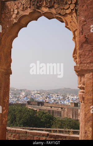 30. November 2015, Jodhpur, Rajasthan, Indien. Blick auf die blaue Stadt Jodhpur Blick durch einen Bogen. Erkundung der Köstlichkeiten-t Stockfoto