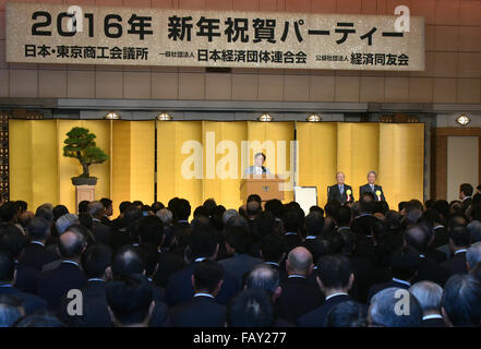 Tokio, Japan. 5. Januar 2016. Yoshimitsu Kobayashi, Vorsitzender der Japan Association of Corporate Executives, spricht bei einer Silvesterparty der drei großen Wirtschaftsorganisationen Co-Gastgeber im Imperial Hotel in Tokio auf Dienstag, 5. Januar 2016. Bildnachweis: Natsuki Sakai/AFLO/Alamy Live-Nachrichten Stockfoto