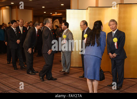 Tokio, Japan. 5. Januar 2016. Chairmans Japans drei großen wirtschaftlichen Organisationen gern gesehene Gäste in der Rezeption-Zeile in ein neues Jahr die drei Mega-Gruppen Co-Gastgeber im Imperial Hotel in Tokio auf Dienstag, 5. Januar 2016 feiern. Bildnachweis: Natsuki Sakai/AFLO/Alamy Live-Nachrichten Stockfoto