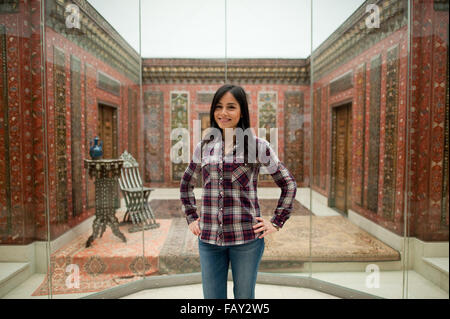 Berlin, Deutschland. 16. Dezember 2015. Rita Albahri aus Damaskus, Syrien, posiert in Aleppo-Zimmer im Museum für islamische Kunst in Berlin, Deutschland, 16. Dezember 2015. Foto: KLAUS-DIETMAR GABBERT/Dpa/Alamy Live News Stockfoto