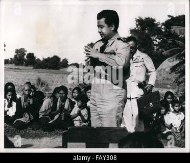 1972 - Kambodscha, Prinz Norodom Sihanouk im Gespräch mit einigen seiner treuen Untertanen in am Straßenrand in der Nähe von Battambang, West Kambodscha. © Keystone Bilder USA/ZUMAPRESS.com/Alamy Live-Nachrichten Stockfoto