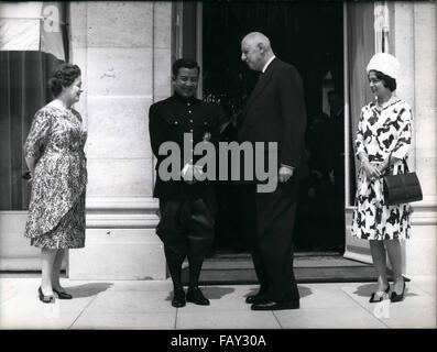 1972 - Prinz Norodom Sihanouk in Paris. Begleitet von seiner Frau, Prinz Norodom Sihanouk, besuchen Staatsoberhaupt in Kambodscha, kam an diesem Morgen in Paris für einen drei-Tages-Staat. OPS: Erhalten am Mittag im Elysée-Palast, ist Prinz Norodom Sihanouk gesehen, im Gespräch mit General De Gaulle. V.l.: Frau De Gaulle, Prinz Norodom Sihanouk, General De Gaulle und Prinzessin Sihanouk. © Keystone Bilder USA/ZUMAPRESS.com/Alamy Live-Nachrichten Stockfoto