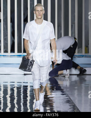 NEW YORK, NY - 14. Juli 2015: August Gonet Spaziergänge die Start-und Landebahn während der Proben für die Rochambeau zeigen bei der NYFW Herren s/s 2016 Stockfoto