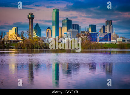 Downtown Dallas, Texas, reflektiert in der Trinity River Stockfoto
