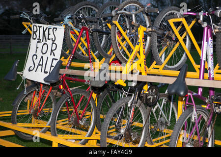 Gebrauchte Fahrräder für den Verkauf auf Bike Rack, Transport, Verkehr, Motorrad, Geschäft, Business, Fahrzeug, sport Zyklen im Burscough, Lancashire, Großbritannien Stockfoto