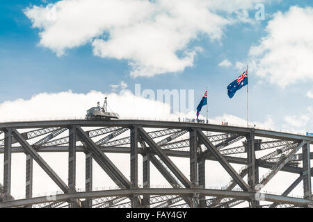 Gruppe von Menschen auf der Harbour Bridge in der Nähe der Flaggen von Australien Stockfoto