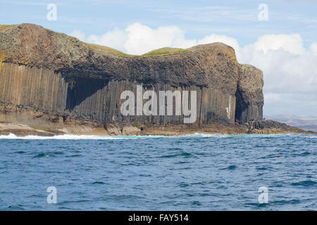 MacKinnons Höhle und Fingal's Cave, eine Höhle Meer landete mit nur Touristen am Eingang. Staffa. Inneren Hebriden. Stockfoto